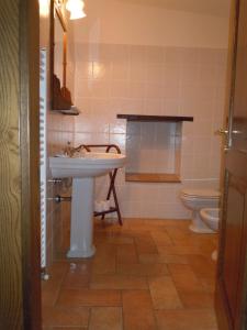 蒙特法尔科阿格瑞图瑞斯莫波尔格托酒店的一间带水槽和卫生间的浴室