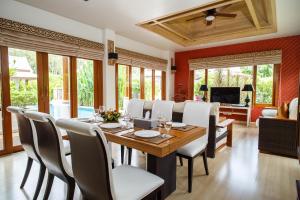 奥南海滩Pimann Buri Pool Villas Ao Nang Krabi Sha Plus的一间带桌椅的用餐室