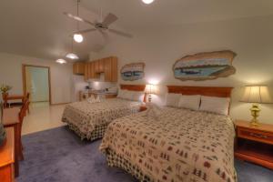 朱诺Frontier Suites Hotel in Juneau的一间酒店客房,房间内设有两张床