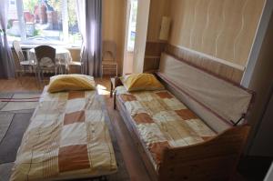 纳尔瓦Bastrakovi Apartment的带窗户的客房内设有两张单人床。