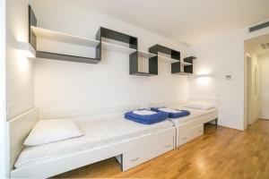 斯普利特Rooms Kampus的客房 - 带2张床和蓝色毛巾