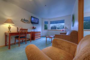 Frontier Suites Hotel in Juneau的休息区