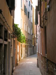 威尼斯la levantina的建筑之间的一条小巷里空荡荡的小巷