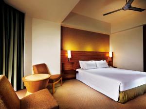 云顶高原云顶名胜世界 - 度假酒店的酒店客房,配有一张床和两把椅子