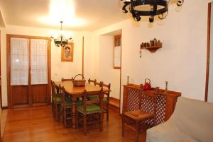 伊萨尔苏Casa Rural Janet的一间带木桌和椅子的用餐室
