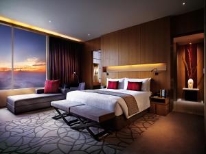 云顶高原Resorts World Genting - Highlands Hotel的酒店客房设有一张大床和一张沙发。