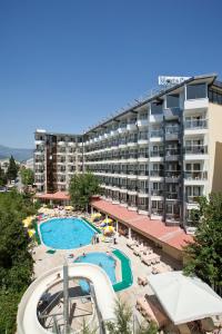阿拉尼亚蒙特卡洛酒店的大型酒店,设有游泳池和度假村