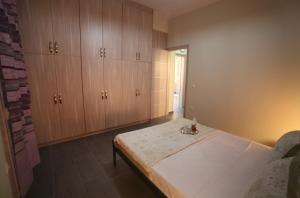 阿基奥斯基利考斯Sofia Xara House的一间卧室配有一张床和木制橱柜