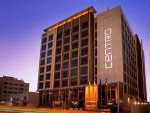 多哈多哈首府中心罗塔纳酒店的上面有酒店标志的高楼