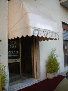 索威拉托玛里纳Hotel San Vincenzo的山温酒店前有遮阳篷的建筑