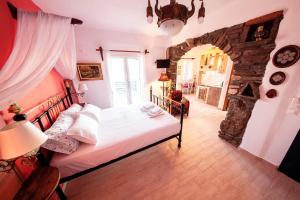 基奥尼亚Castria studios的一间卧室设有一张床和石墙