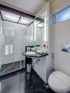 加尔各答总督精品酒店的浴室配有卫生间、盥洗盆和淋浴。