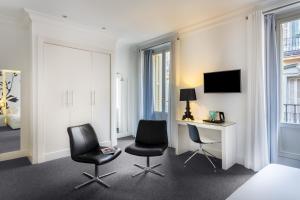 马德里马里奥室友酒店的酒店客房配有2把椅子和书桌
