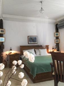格克切达镇Dimitri Ada Evi & Restaurant的一间卧室配有一张带绿色棉被的床