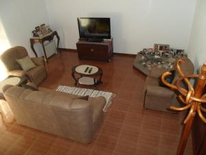 韦拉斯Tropical Fruit Garden的客厅配有两张沙发和一台电视机
