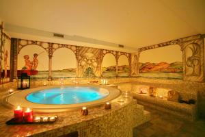 拉特乌伊莱波顿迪奥尔疗养酒店的浴室设有大浴缸,内配蜡烛