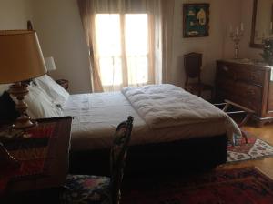 都灵卡萨亚美尼亚住宿加早餐旅馆的一间卧室配有一张床、一个梳妆台和一扇窗户。