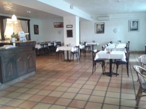 Pont-de-Larn巴迪斯酒店的一间在房间内配有桌椅的餐厅