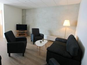 帕特雷克斯菲厄泽西部酒店的客厅配有2把椅子、1张沙发和1台电视