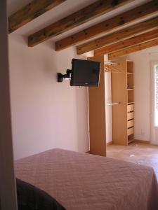 博尼法乔E Stelle di A Bella Vista的卧室配有一张床,墙上配有电视。