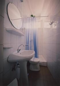 凯奇凯梅特乌诺酒店的一间带水槽、卫生间和镜子的浴室