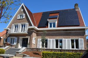 文代讷B&B Amylia的屋顶上设有太阳能电池板的房子