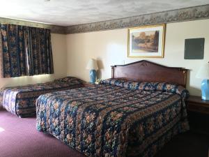 索尔兹伯里诺提派恩汽车旅馆的酒店客房设有两张床和窗户。