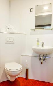 里耶卡码头水上旅馆的白色的浴室设有卫生间和水槽。
