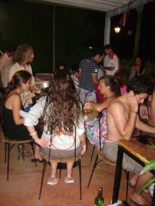 拉帕洛马伊比拉皮塔旅舍的一群人在聚会上坐在椅子上