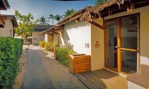 湄南海滩Escape Beach Resort - SHA Extra Plus Certified的街道旁的建筑