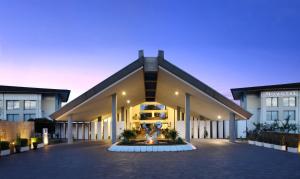 美娜多诺富特曼纳多高尔夫会议度假酒店的一座有灯光的建筑
