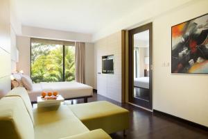 美娜多诺富特曼纳多高尔夫会议度假酒店的带沙发和电视的客厅