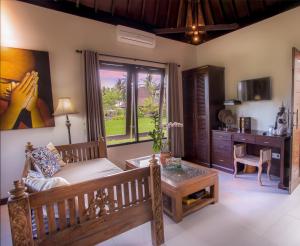 乌布梭罗别墅度假村的客厅配有沙发和桌子