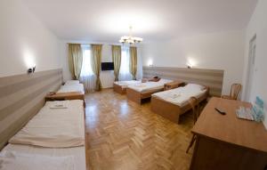 克拉科夫布拉马旅馆 的大型客房设有床和桌子。