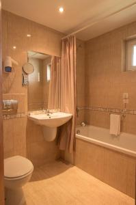 瓦尔纳Hotel Divesta - self check in的浴室配有盥洗盆、卫生间和浴缸。