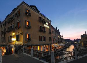 威尼斯阿莱基诺酒店的城市里河边的建筑物