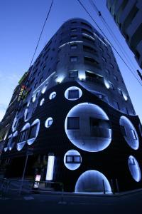 东京Hotel VARKIN的建筑的侧面设有圆形窗户