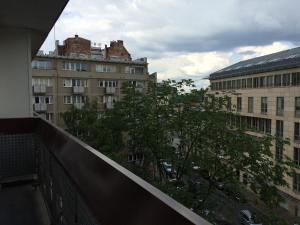 华沙Emerald Mokotowska 59的阳台享有城市美景,设有建筑