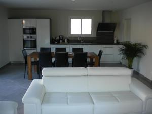 滨海苏拉克Nokanhui的客厅配有白色的沙发和桌子