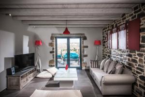 库基尼坎尼奥Anna Luxury Villa Cretevasion的带沙发和电视的客厅