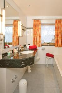 奥巴拉马高菲尔德梅勒兰德宫酒店的浴室配有盥洗盆、卫生间和浴缸。