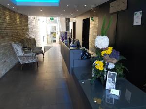 伦敦The Westbridge Hotel Stratford的大堂内有鲜花柜台