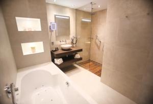 奥斯特赞奥斯特萨恩凡德瓦克酒店 - 阿姆斯特丹的带浴缸、水槽和淋浴的浴室