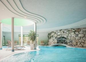 埃尔瓦尔德Zugspitz Resort的酒店内有一个带壁炉的游泳池