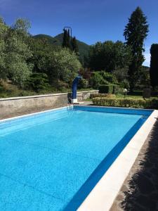 加尔多内-里维耶拉apartment Zagara - Gardone Riviera center的庭院里带椅子的蓝色游泳池