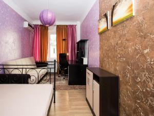 莫斯科克勒穆里奥斯卡亚公寓式酒店的客厅设有紫色墙壁和沙发