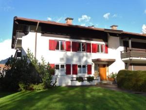 奥伯斯特多夫Ferienwohnung Vormann的一座房子,设有红色和白色的窗户和庭院