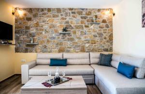 普里诺斯Aeri的带沙发和石墙的客厅