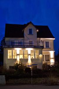 霍恩-巴特迈恩贝格Havergoh Wander- & Fahrrad-Hotel的一间白色的大房子,晚上有灯