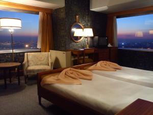 波尔图米勒多欧酒店的配有一张床、一张书桌和一扇窗户的酒店客房